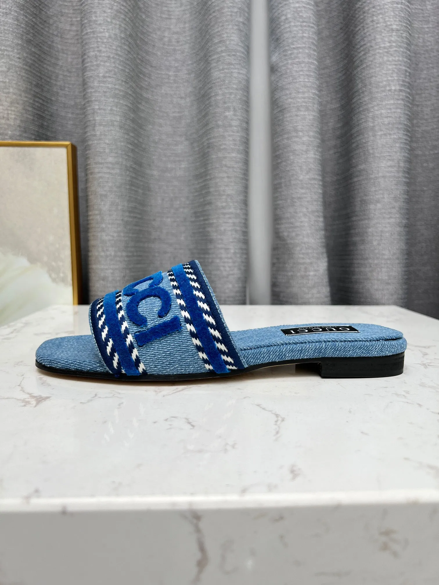 👟👟Ex-factory price 340👟👟 Genuine leather sole 200 Gucci 2024/Spring and summer new electric embroidery flat slippers hot style online —————————————— Perfect interpretation! The original development supports any comparison in the market! Carefully crafted materials! Months in the making! The pattern is extremely beautiful! Unique charm. The fabric is made from the original one-to-one ratio! Flash sale market free version! The thorn lines and three-dimensional effect are full! High-end and high-end Factory No.: 828-16 ꫛꫀꪝ Go➫ Materials: ❶ Upper: Electric embroidery environmentally friendly washed denim fabric ❷ Feet: imported sheepskin, lining sheepskin. ❸Outsole! Original Italian leather outsole ➕ Rubber outsole ........................................ ♡Size: 35-44 ♡Colour: 1cm
